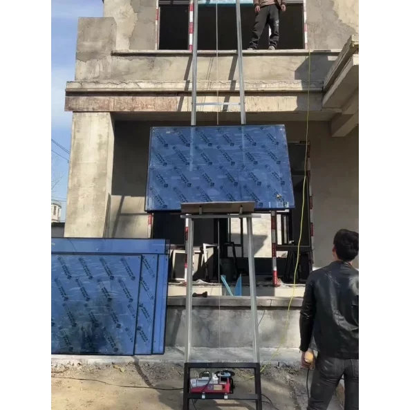 Lift electric din otel înalțime maximă 18 m, cu carucior mobil si telecomanda, pentru ridicarea mărfurilor si a panourilor solare fotovoltaice