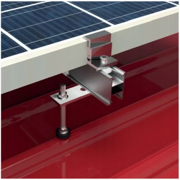 Egyfázisú, 3,3 kW-os fotovoltaikus napelemes rendszer, ON-GRID 8 db LONGI 410 W-os fotovoltaikus panellel bádogtetőre rögzítve