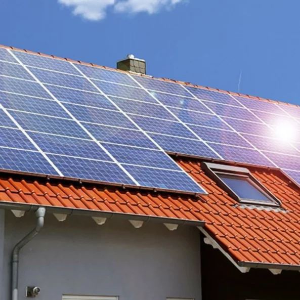 Sistema solar fotovoltaico 6,6KW monofásico ON-GRID con 16 paneles fotovoltaicos LONGI de 410W fijados sobre tejado de chapa
