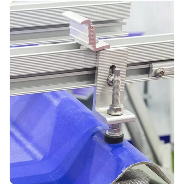 Soporte L + Tuerca D para fijación de los paneles fotovoltaicos al tejado de chapa