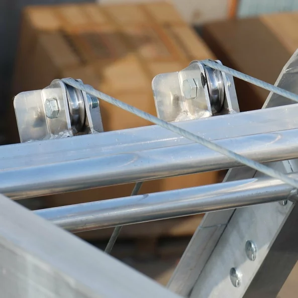 Elektricheski aluminiev asans-or, maksimalna visochina 19 m, s promenliv iegiel za povdigane na tovari i fotovoltaichni solarni paneli