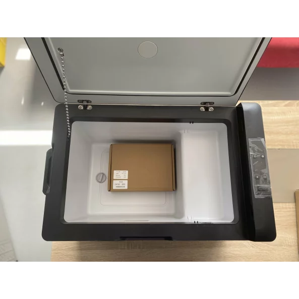 РАЗПЕЧАТАН ПРОДУКТ! Автохладилник с компресор Smart Cooler 30L, 12/24/220V, с LCD дисплей и Bluetooth, включен трансформатор 220V, включена еко такса.