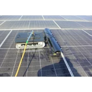 Robot de curățat panouri fotovoltaice controlat de la distanță