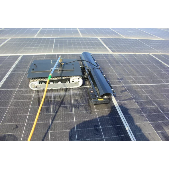 Robot de curățat panouri fotovoltaice controlat de la distanță