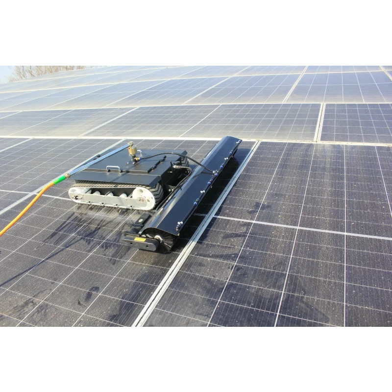 Robot de curățat panouri fotovoltaice controlat de la distanță
