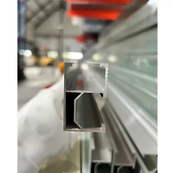 Aluminium sin fotovoltaikus napelemek oldaliranyu rogzitesehez, hossza 2,4 m, szelessege 26 mm, magassaga 42 mm
