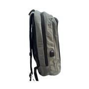 Mochila gris con panel solar, puerto USB y cable
