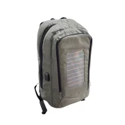Mochila gris con panel solar, puerto USB y cable