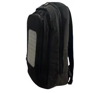 Mochila negra con panel solar, puerto USB y cable