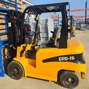 Stivuitor electric , 1500 kg ,inaltime de ridicare 3 m ,translatie stanga-dreapta