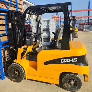 Stivuitor electric , 1500 kg ,inaltime de ridicare 3 m ,elevatie stanga-dreapta