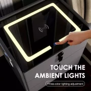Smart noshchno shkafche s bezzhichno zarezhdane, LED osvetlenie, 3 chekmedzheta, USB port i Type-C port, Bluetooth visokogovoritel i zakliuchvane s priestov otpechatiek - bial tsviat, moderen dizain ot stieklo i diervo