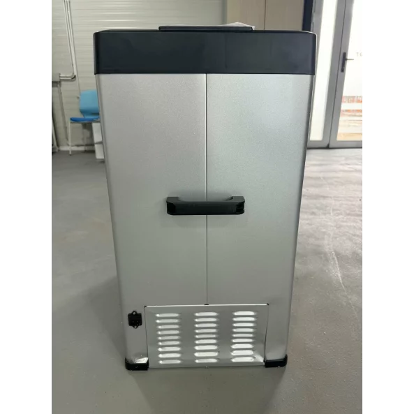 OTNOBO ZAPEChATAN PRODUKT! Khladilnik za kola s kompresoren smart okhladitel 75L, 12/24V, s LCD displei i bluetooth, vkliuchen zelen daniek