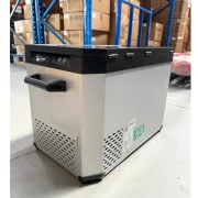 Autós hűtőszekrény kompresszoros smart coolerrel, Bluetooth-kapcsolattal, dupla hűtőzónával, 32,2 literes kapacitással, zöldadóval együtt – ÚJRACSOMAGOLT TERMÉK!