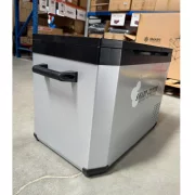 Autós hűtőszekrény kompresszoros smart coolerrel, Bluetooth-kapcsolattal, dupla hűtőzónával, 32,2 literes kapacitással, zöldadóval együtt – ÚJRACSOMAGOLT TERMÉK!