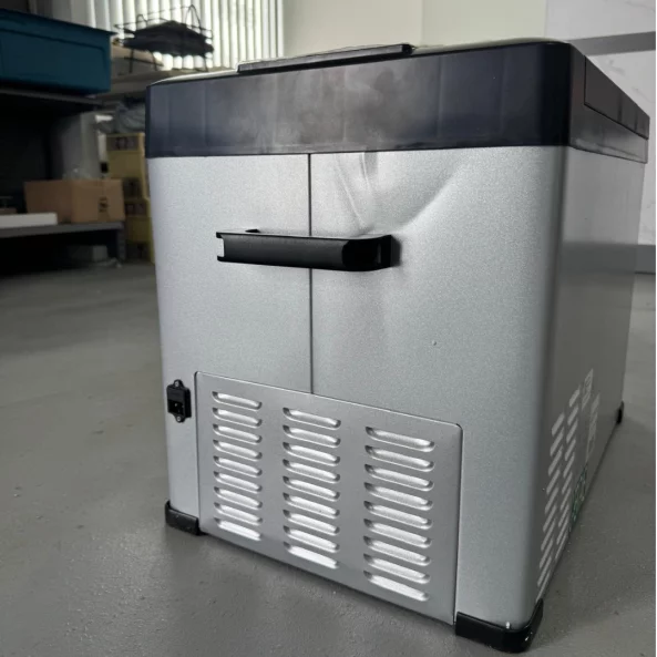 Autós hűtő kompresszorral, Smart Cooler 40L, 12/24 V, LCD kijelzővel és Bluetooth-tal, zöld adóval együtt – ÚJRACSOMAGOLT TERMÉK!