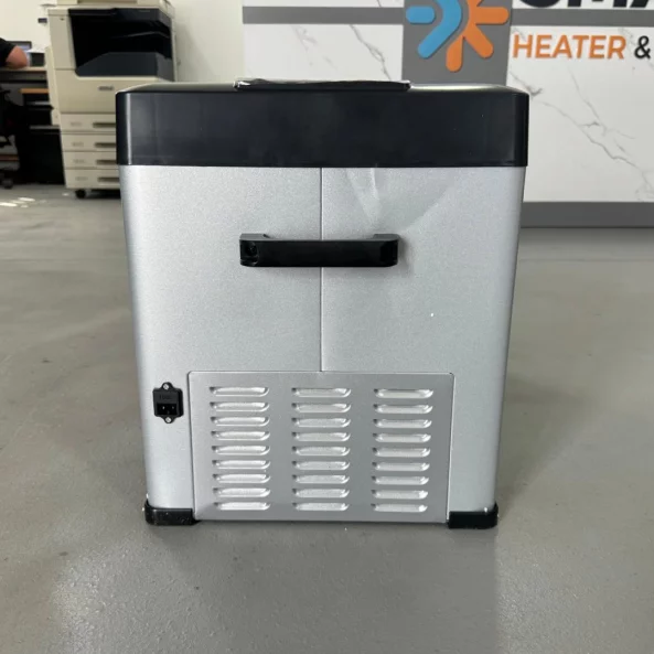 Autós hűtő kompresszorral, Smart Cooler 40L, 12/24 V, LCD kijelzővel és Bluetooth-tal, zöld adóval együtt – ÚJRACSOMAGOLT TERMÉK!