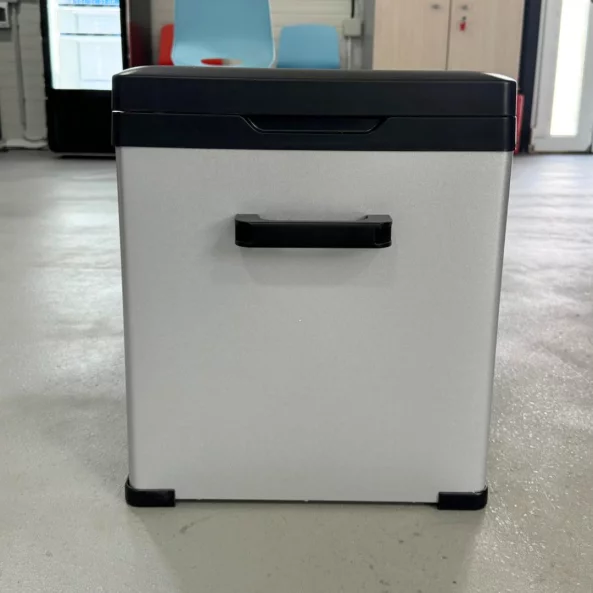 Autós hűtő kompresszorral, Smart Cooler 40L, 12/24 V, LCD kijelzővel és Bluetooth-tal, zöld adóval együtt – ÚJRACSOMAGOLT TERMÉK!