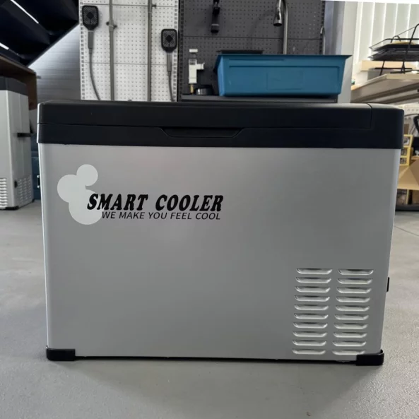Autós hűtő kompresszorral, Smart Cooler 40l, 12/24 V, LCD kijelzővel és Bluetooth-szal, környezetvédelmi díjjal együtt – ÚJRACSOMAGOLT TERMÉK!