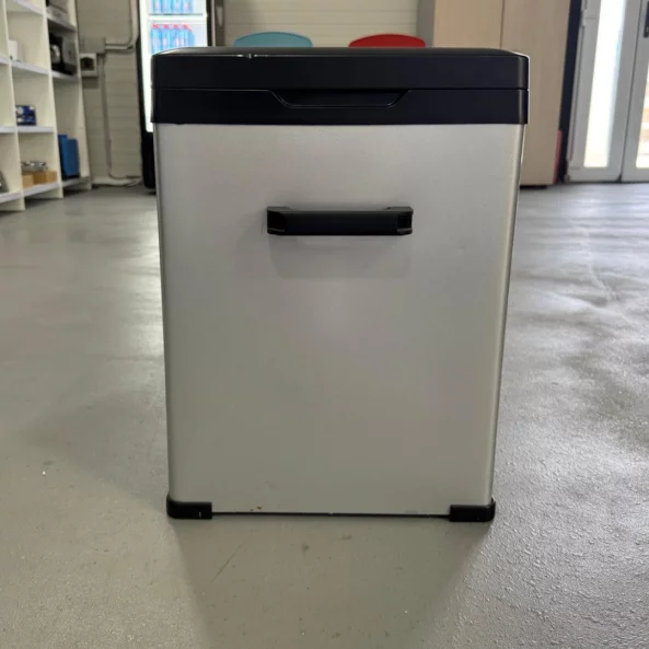 Autós hűtő kompresszorral, smart cooler 50L, 12/24 V, LCD kijelzővel és Bluetooth-szal, zöld adóval együtt – ÚJRACSOMAGOLT TERMÉK!