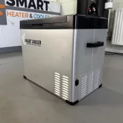 Autós hűtő kompresszorral, smart cooler 50L, 12/24 V, LCD kijelzővel és Bluetooth-szal, zöld adóval együtt – ÚJRACSOMAGOLT TERMÉK!