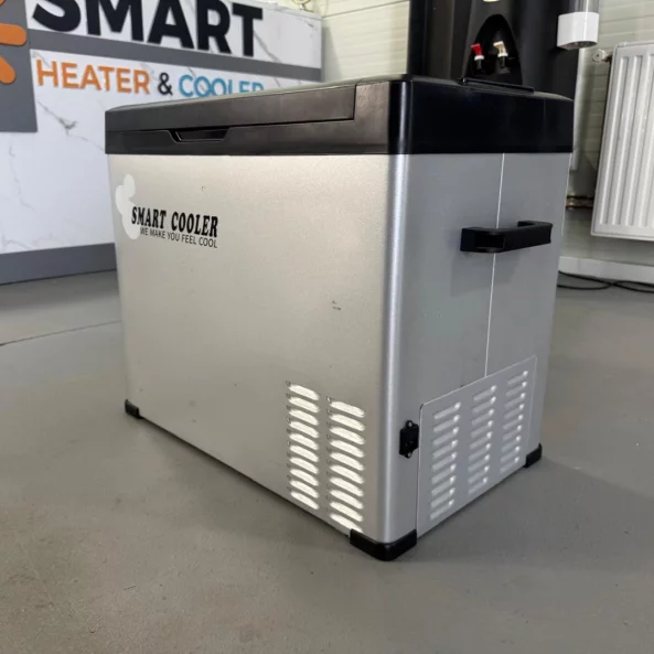 Autós hűtő kompresszorral, smart cooler 50L, 12/24 V, LCD kijelzővel és Bluetooth-szal, zöld adóval együtt – ÚJRACSOMAGOLT TERMÉK!