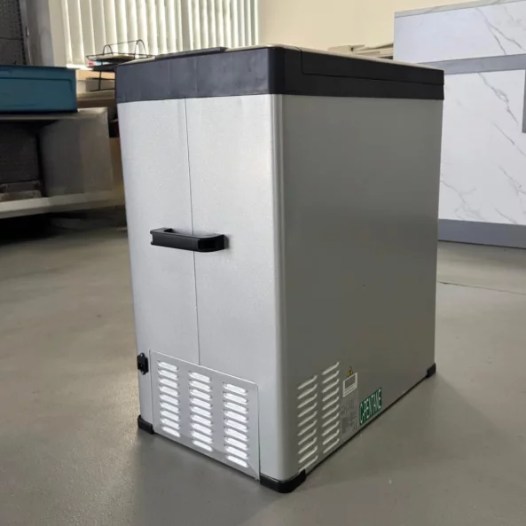 Autós hűtő kompresszorral, Smart Cooler 75L, 12/24V, LCD kijelzővel és Bluetooth-szal, környezetvédelmi díjjal együtt – ÚJRACSOMAGOLT TERMÉK!