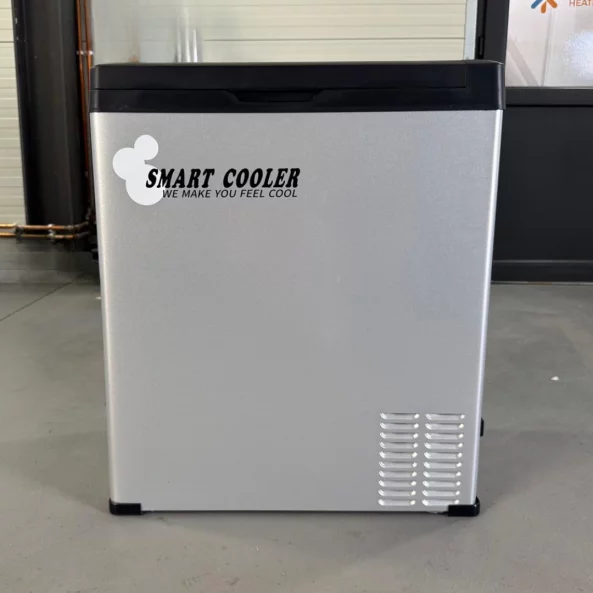 Autós hűtő kompresszorral, Smart Cooler 75L, 12/24V, LCD kijelzővel és Bluetooth-szal, környezetvédelmi díjjal együtt – ÚJRACSOMAGOLT TERMÉK!