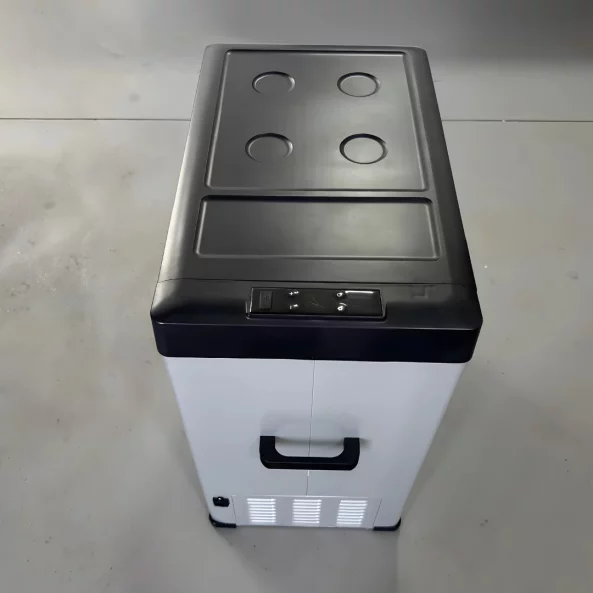 Autós hűtő kompresszorral, Smart Cooler 75L, 12/24V, LCD kijelzővel és Bluetooth-szal, környezetvédelmi díjjal együtt – ÚJRACSOMAGOLT TERMÉK!