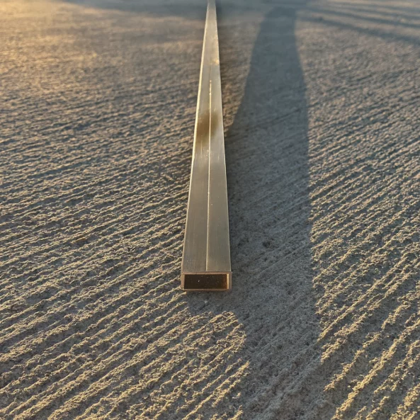 Perfil de marco de aluminio tipo U para vidrio - Dorado 6000*21*13*1.5