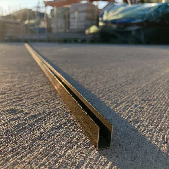 U tipusu aluminium keretprofil uveghez - Arany 6000*27*17*1,5