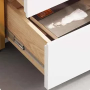 Бяло боядисано нощно шкафче от синтерован камък, дъбово дърво и метал – с 3 чекмеджета за съхранение