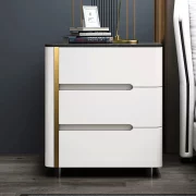 Бяло боядисано нощно шкафче от синтерован камък, дъбово дърво и метал – с 3 чекмеджета за съхранение