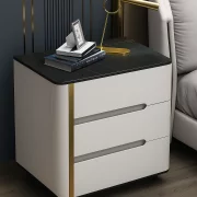 Бяло боядисано нощно шкафче от синтерован камък, дъбово дърво и метал – с 3 чекмеджета за съхранение