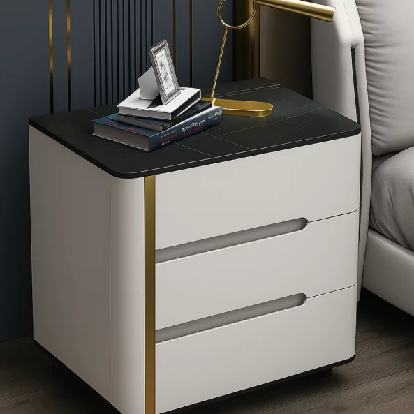 Бяло боядисано нощно шкафче от синтерован камък, дъбово дърво и метал – с 3 чекмеджета за съхранение