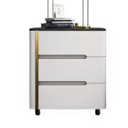 Бяло боядисано нощно шкафче от синтерован камък, дъбово дърво и метал – с 3 чекмеджета за съхранение