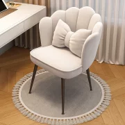 Елегантен стол с извита форма, тапициран с текстил и метални крака