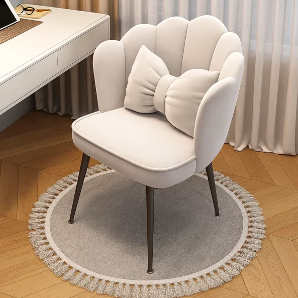 Елегантен стол с извита форма, тапициран с текстил и метални крака