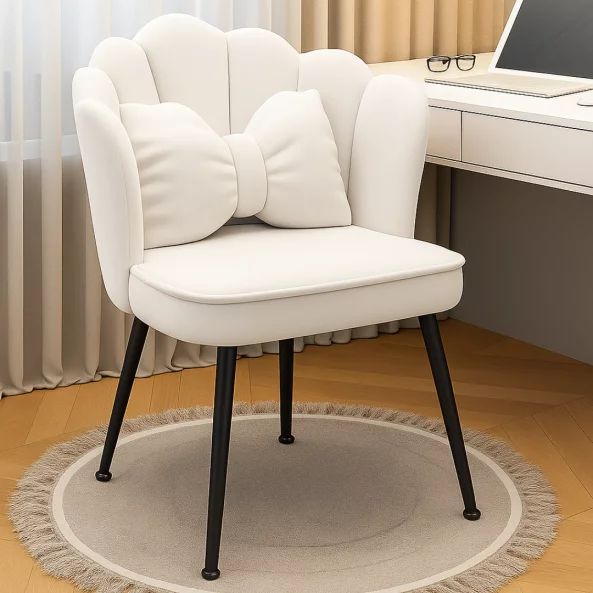 Елегантен стол с извита форма, тапициран с текстил и метални крака