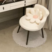 Елегантен стол с флорален дизайн, тапициран с текстил и метални крака