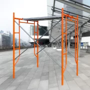 Andamio móvil de acero H2000L1800W1219 mm con 2 juegos de diagonales y una plataforma.