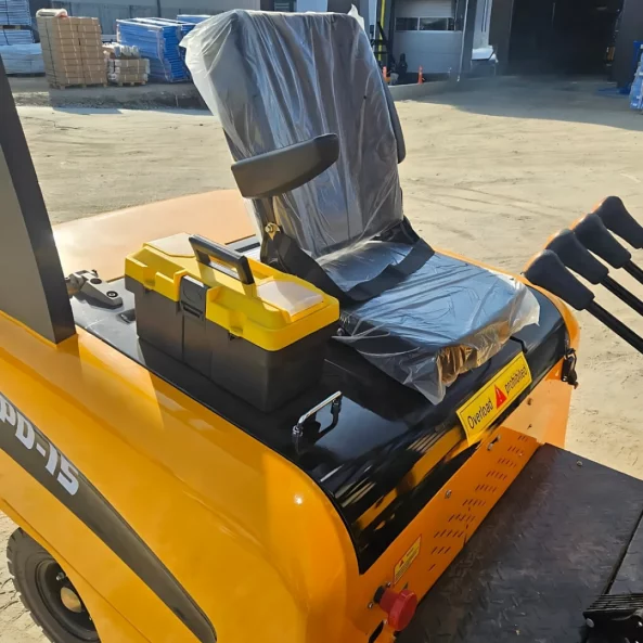 Електрически мотокар, 1500 кг, височина на повдигане 3 м, странично преместване наляво–дясно