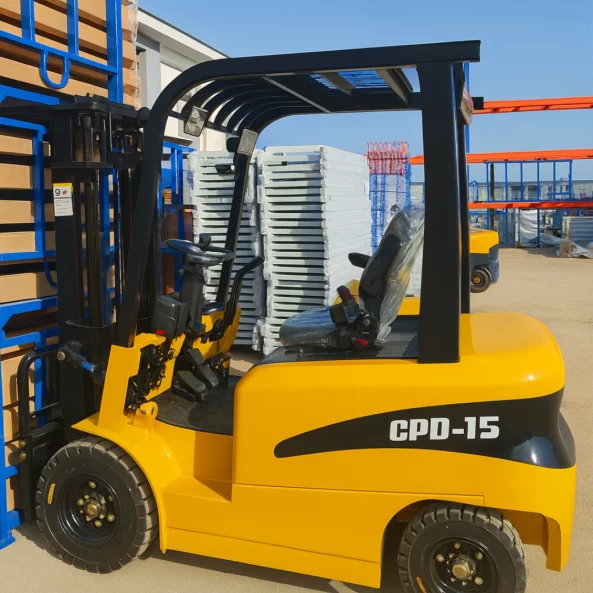 Електрически мотокар, 1500 кг, височина на повдигане 3 м, странично преместване наляво–дясно