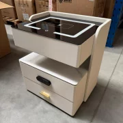 Mesita de noche inteligente con carga inalámbrica, iluminación LED, 3 cajones de almacenamiento, sensor de luz nocturna, altavoz Bluetooth y cerradura biométrica - blanco, diseño moderno de vidrio y madera