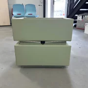 Интелигентно нощно шкафче с безжично зареждане, LED осветление, 2 чекмеджета за съхранение – зелено, модерен дизайн от стъкло и дърво