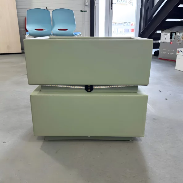 Интелигентно нощно шкафче с безжично зареждане, LED осветление, 2 чекмеджета за съхранение – зелено, модерен дизайн от стъкло и дърво