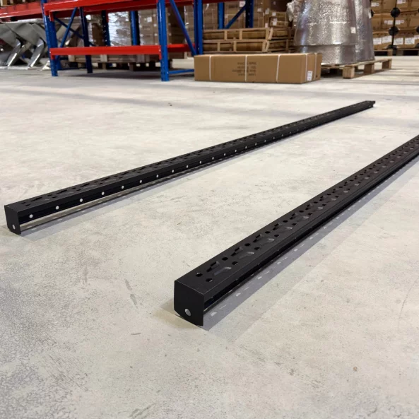 Стойка за професионален стелаж – 2000 × 400 мм, профил 50×35×0,7 мм, със система за закрепване с болтове – 100 кг/ниво