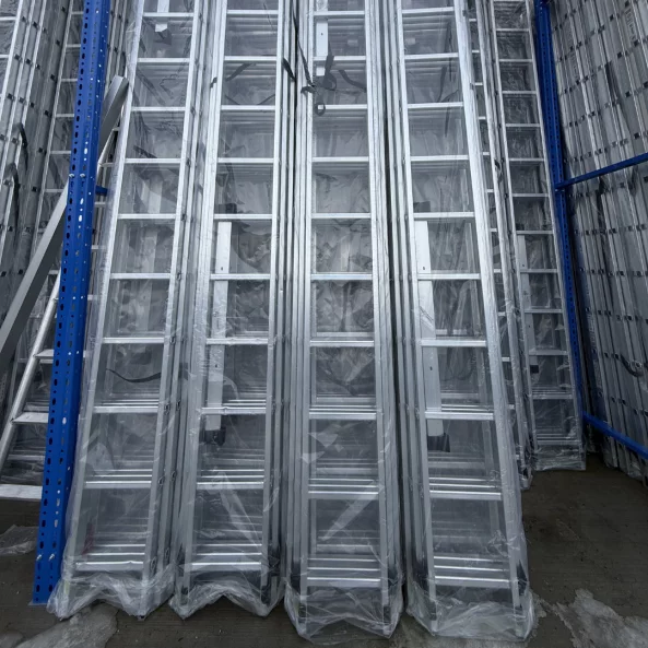 Scara profesionala din aluminiu, 3 tronsoane 3 x 14 trepte