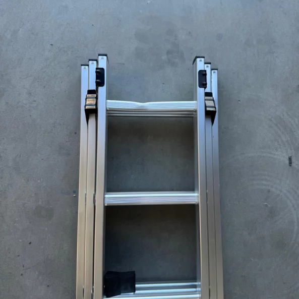 Scara profesionala din aluminiu, 3 tronsoane 3 x 9 trepte-PRODUS RESIGILAT!