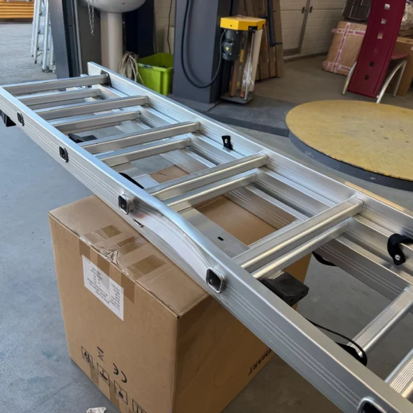 Scara profesionala din aluminiu,3 tronsoane 3 x 7 trepte-PRODUS RESIGILAT!